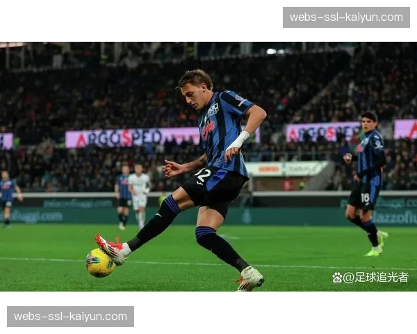 特写:进球后,亚特兰大前锋指向场边分析师,致敬幕后团队 特写:进球后,亚特兰大前锋指向场边分析师,致敬幕后团队